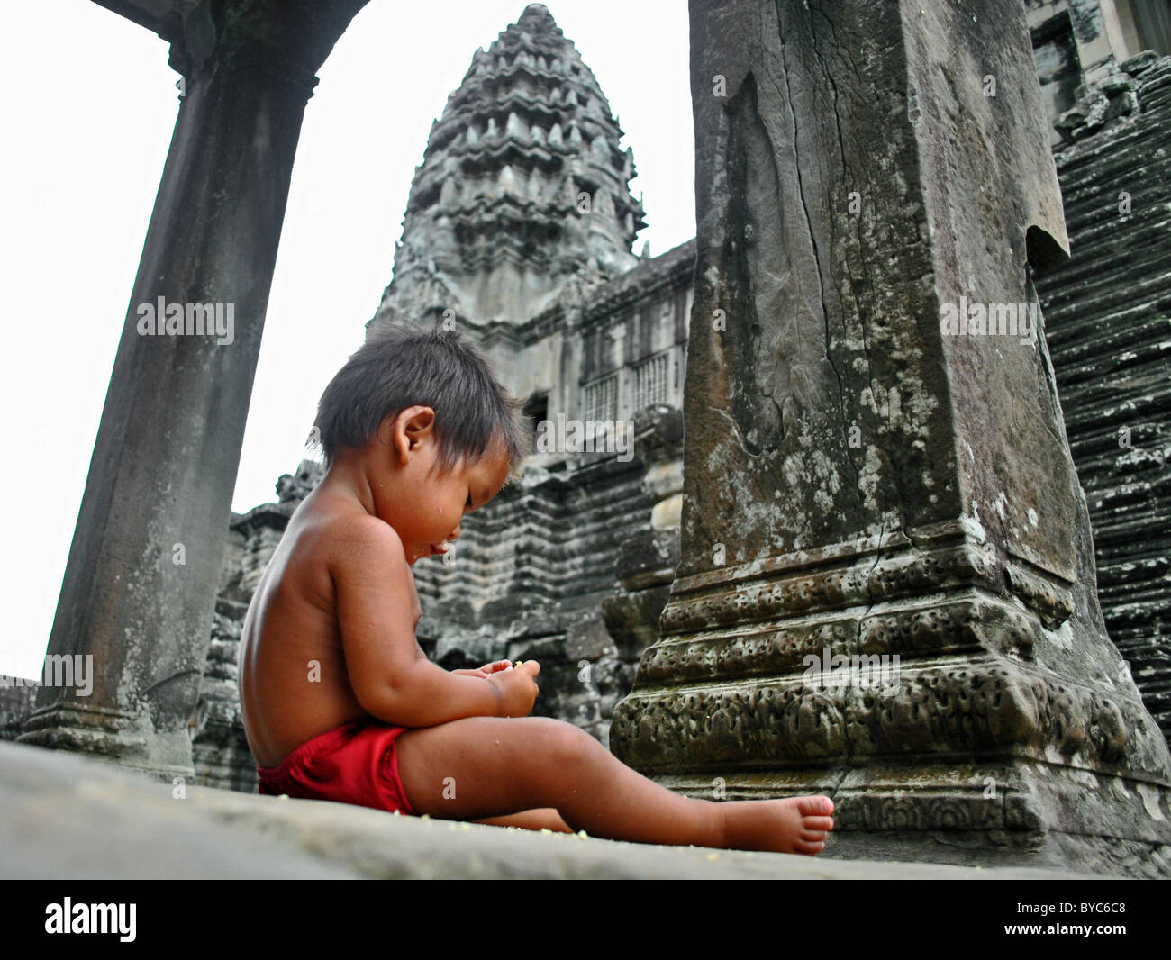Bambino cambogiano a Angkor Wat Foto Stock