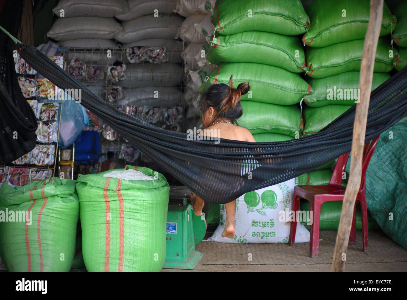 Sacchi di riso in un negozio di Kompong Khleang, Cambogia Foto Stock