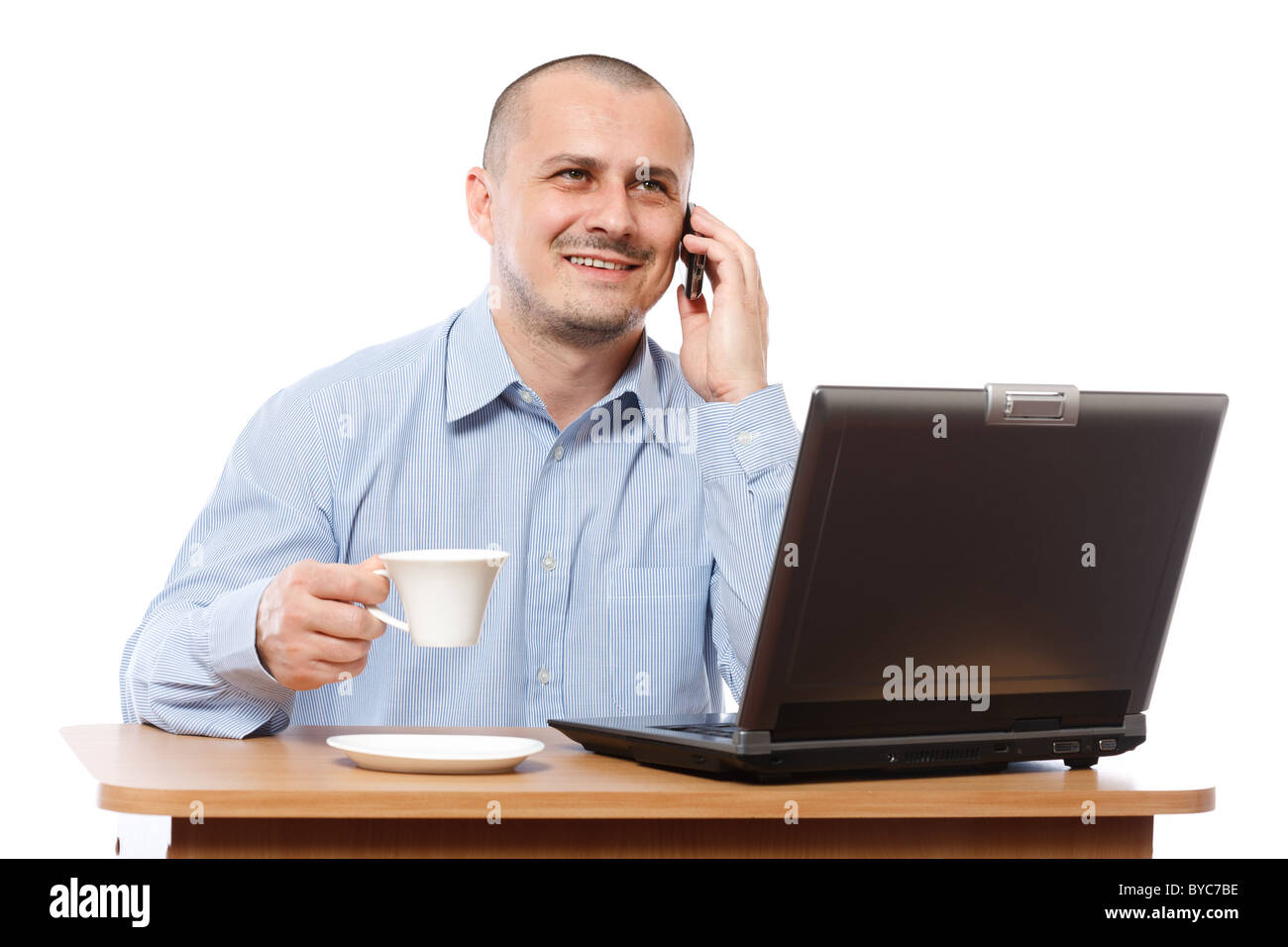 Giovane imprenditore parlando al telefono cellulare e di bere il caffè Foto Stock