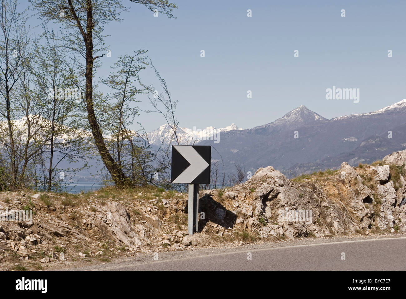 Segnaletica strada tortuosa immagini e fotografie stock ad alta ...
