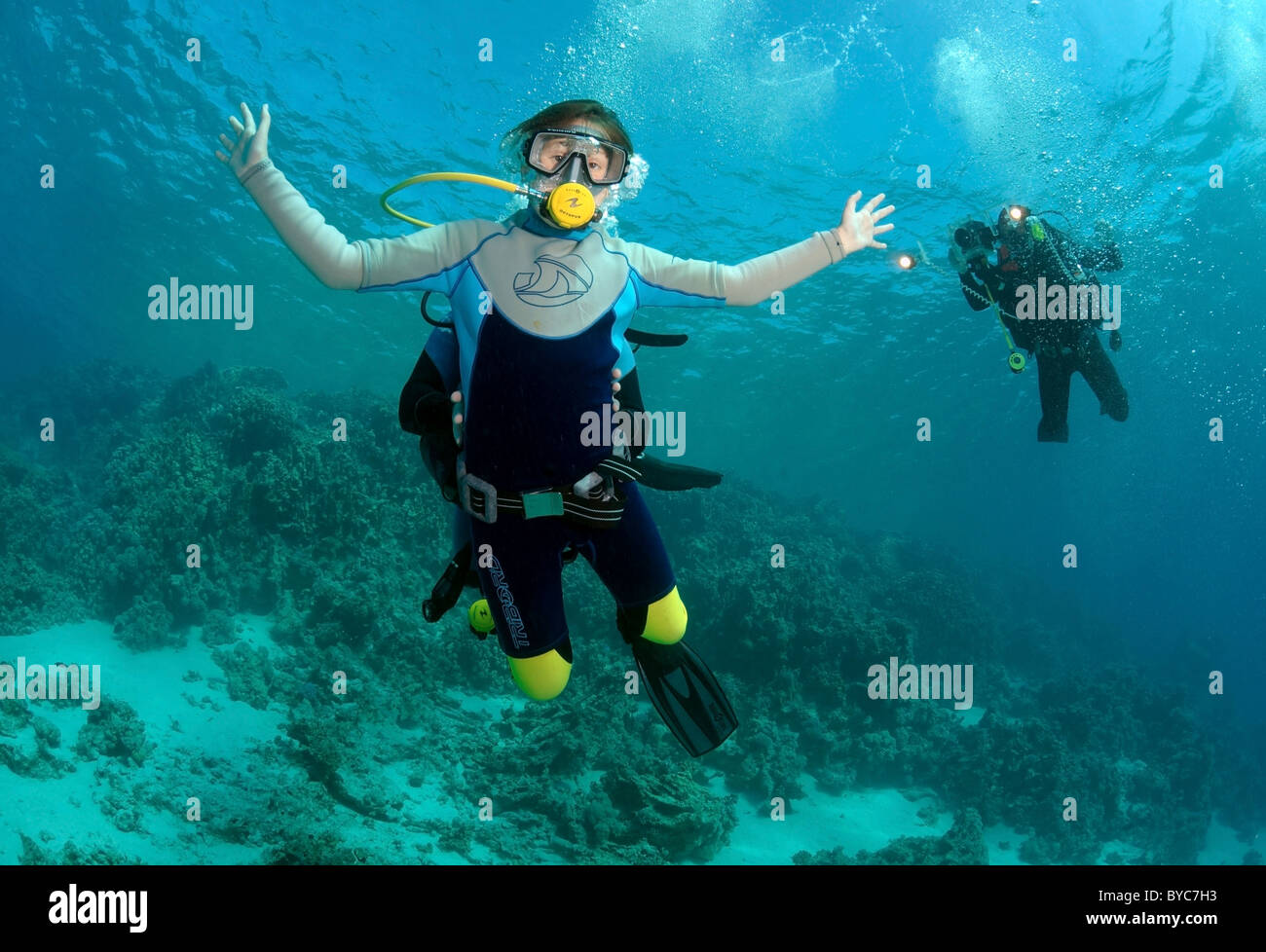 Scuba Diver mostra il bambino il mondo sottomarino Foto Stock