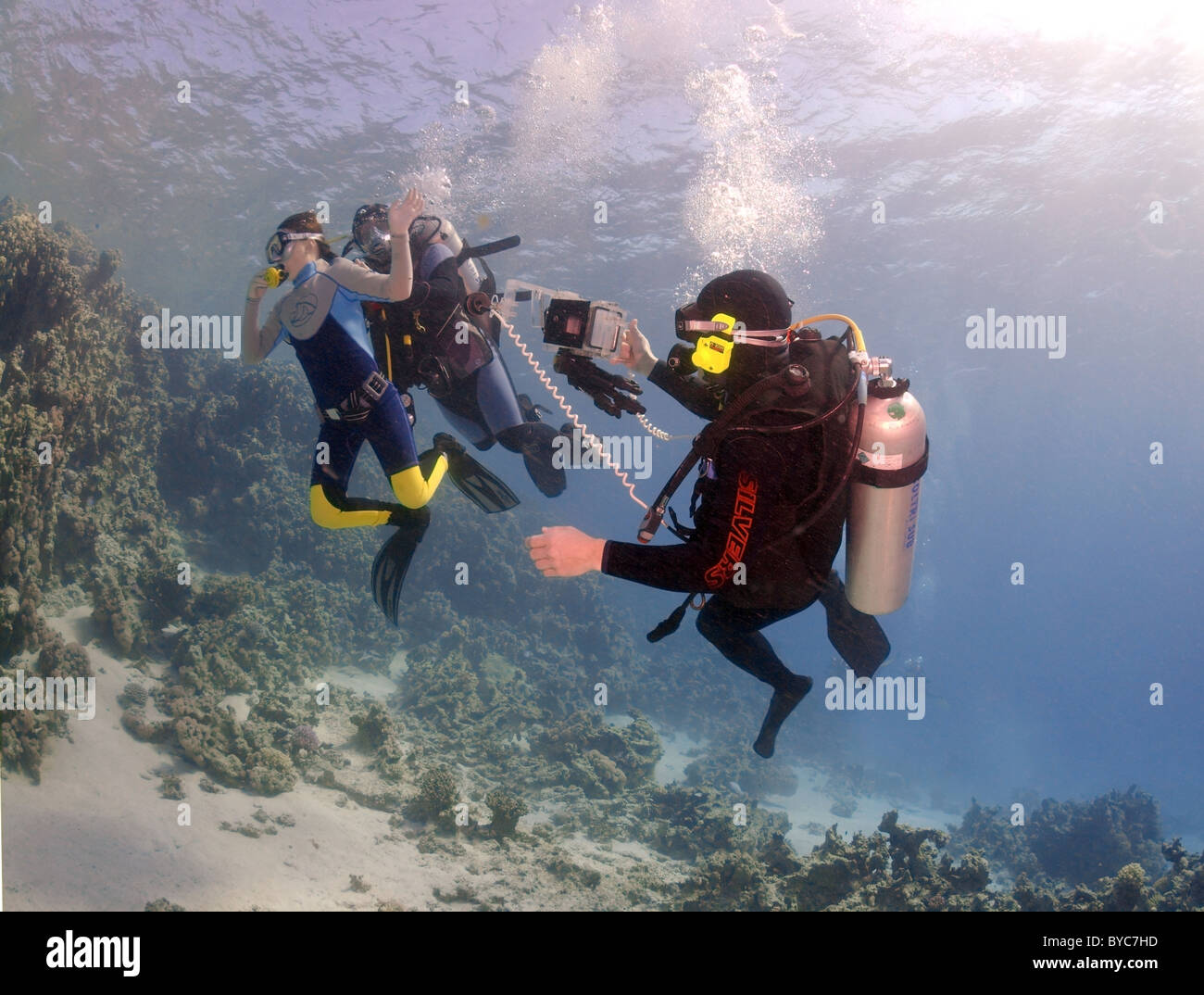 Scuba Diver mostra il bambino il mondo sottomarino Foto Stock