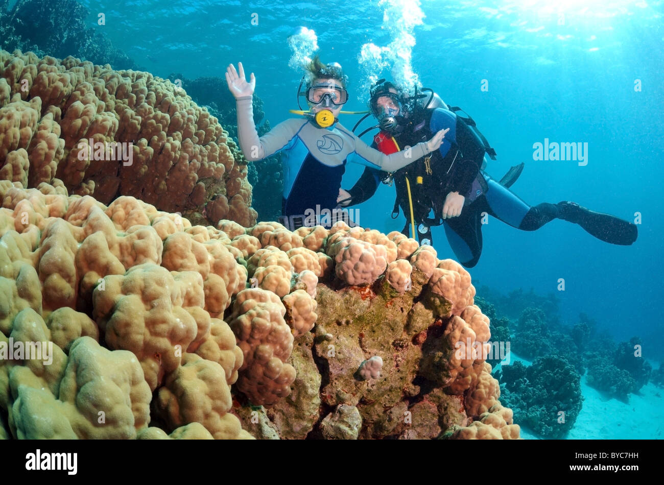 Scuba Diver in pieno viso maschera subacquea mostra il bambino il mondo sottomarino Foto Stock