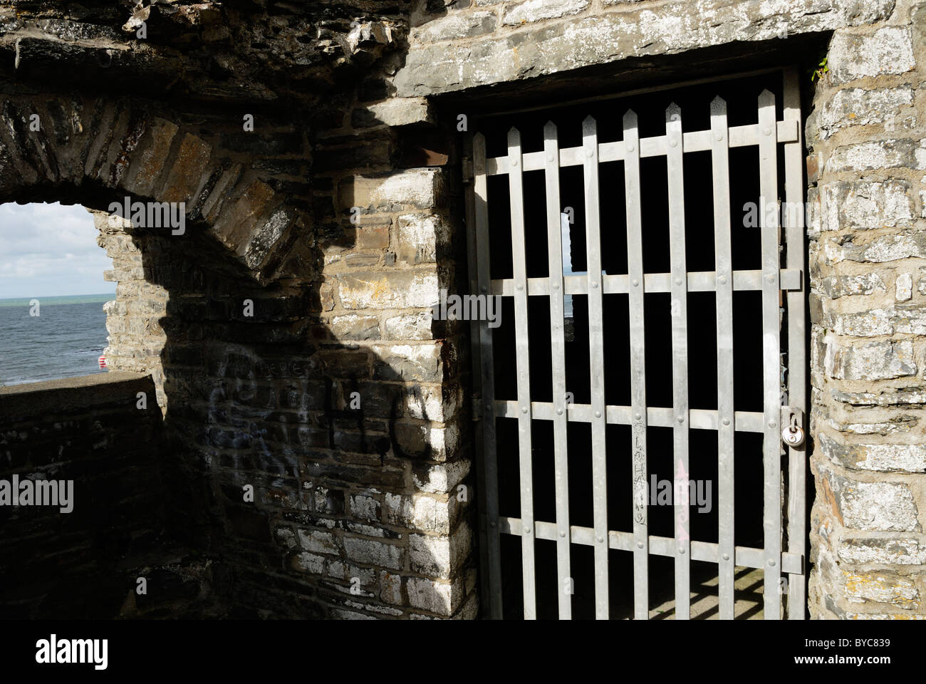 Bloccato in metallo porta di sicurezza che fissano una stanza in Aberystwyth Castle, Galles Foto Stock