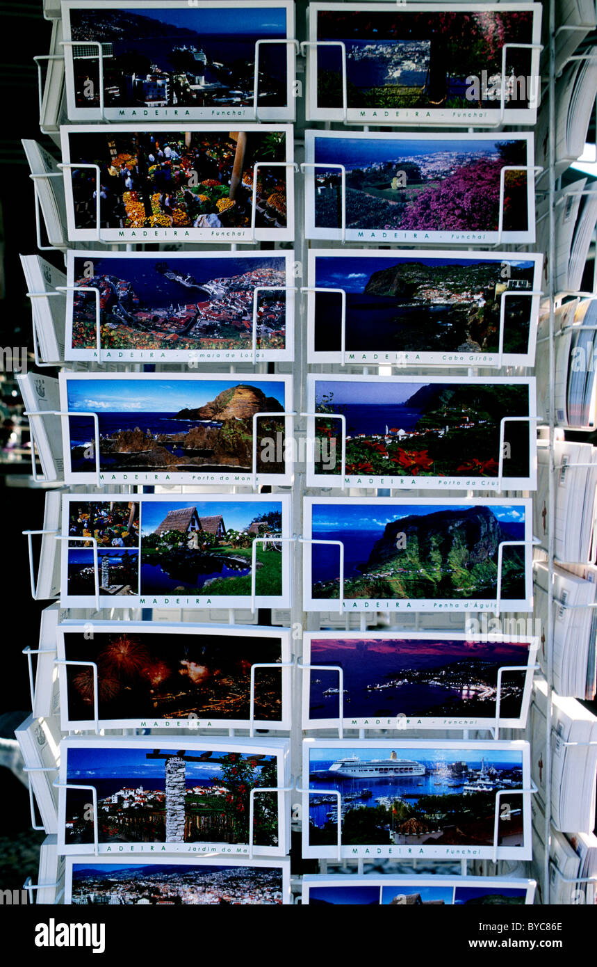 Una cremagliera di panoramiche cartoline raffiguranti varie viste di Madera in vendita a Funchal, la capitale dell'isola Foto Stock