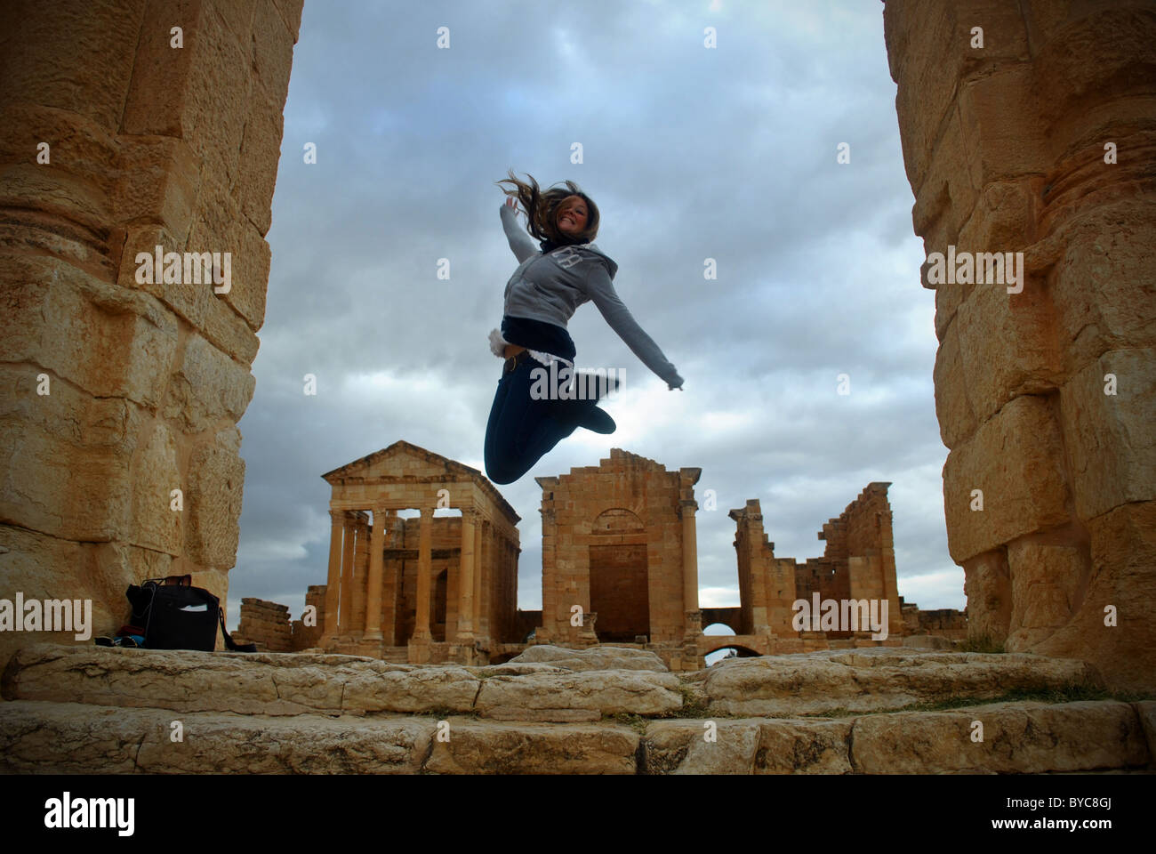 Tourist presso le rovine Romane di Sbeitla, Tunisia Foto Stock