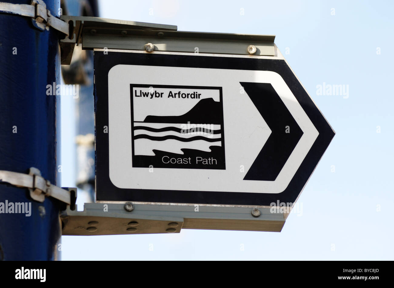 Sentiero bilingue segno per il Ceredigion sentiero costiero, il Galles. Foto Stock
