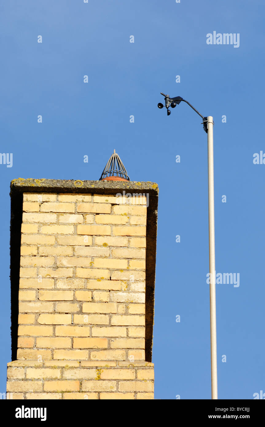Rooftop anemometro a coppette su un Aberystwyth lungomare biulding Foto Stock