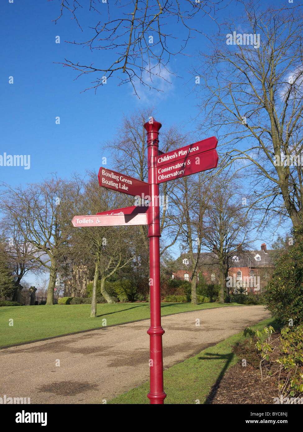 Segno posto in Alexandra Park,Oldham, Lancashire, Inghilterra, Regno Unito. Foto Stock