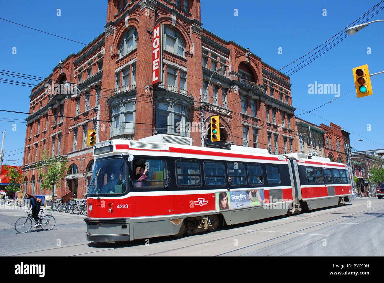 Toronto articolando il tram e il vecchio hotel Foto Stock