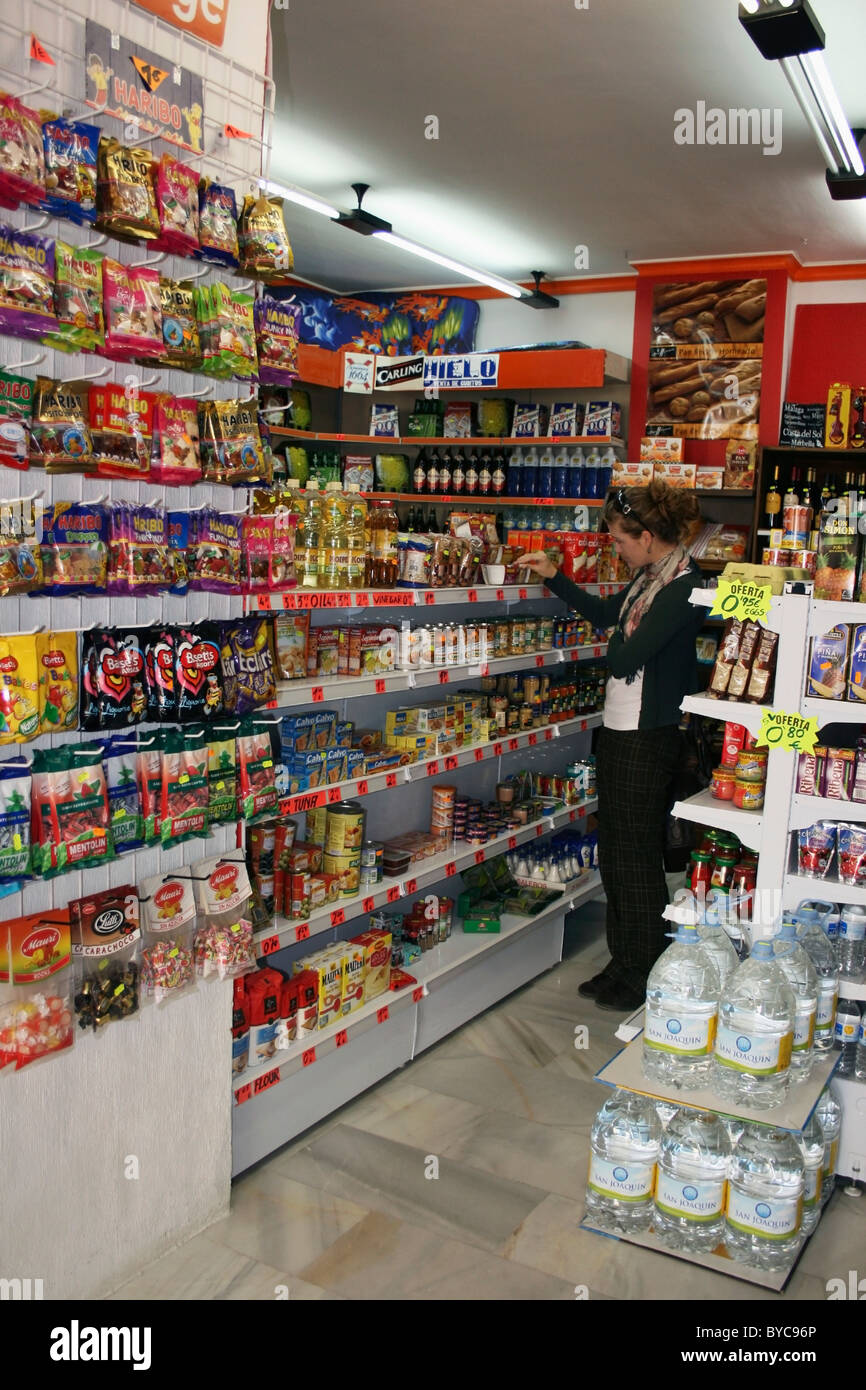 Giovane donna shopping per il cibo nel supermercato Foto Stock