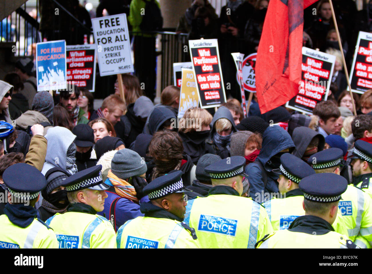 La polizia tenere indietro i dimostranti da Millbank durante la protesta studentesca contro le tasse di iscrizione Foto Stock