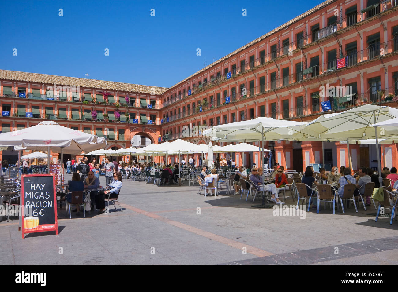 Plaza de la Corredera, Cordoba, Spagna. Le persone che si godono il sole presso il caffè all'aperto. Foto Stock