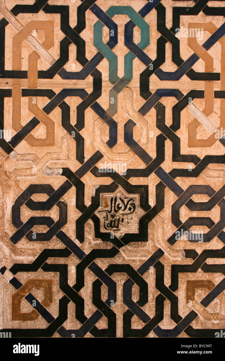 L' Alhambra Palace, Granada, Andalusia. Dettaglio della decorazione di piastrelle di ceramica. Foto Stock