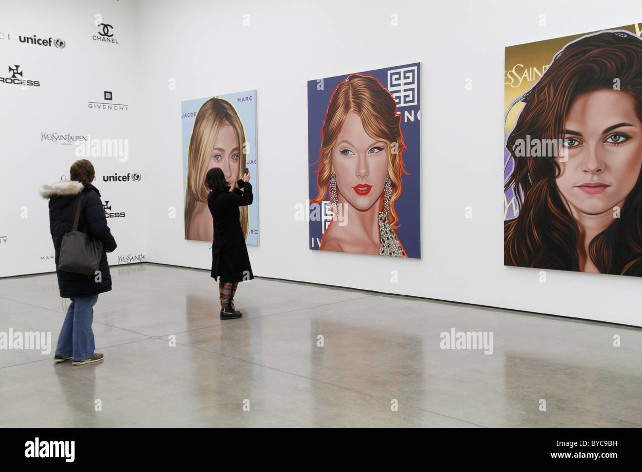 Regno Unito. Mostra di Richard Phillips "top wanted' alla White Cube di Hoxton Sq. Londra Foto Stock