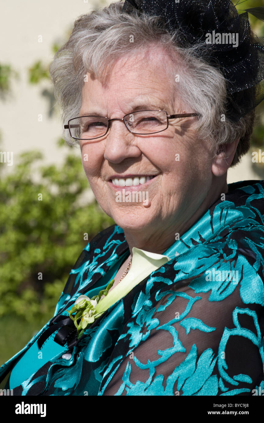 Ritratto di una donna più anziana indossa occhiali Foto Stock