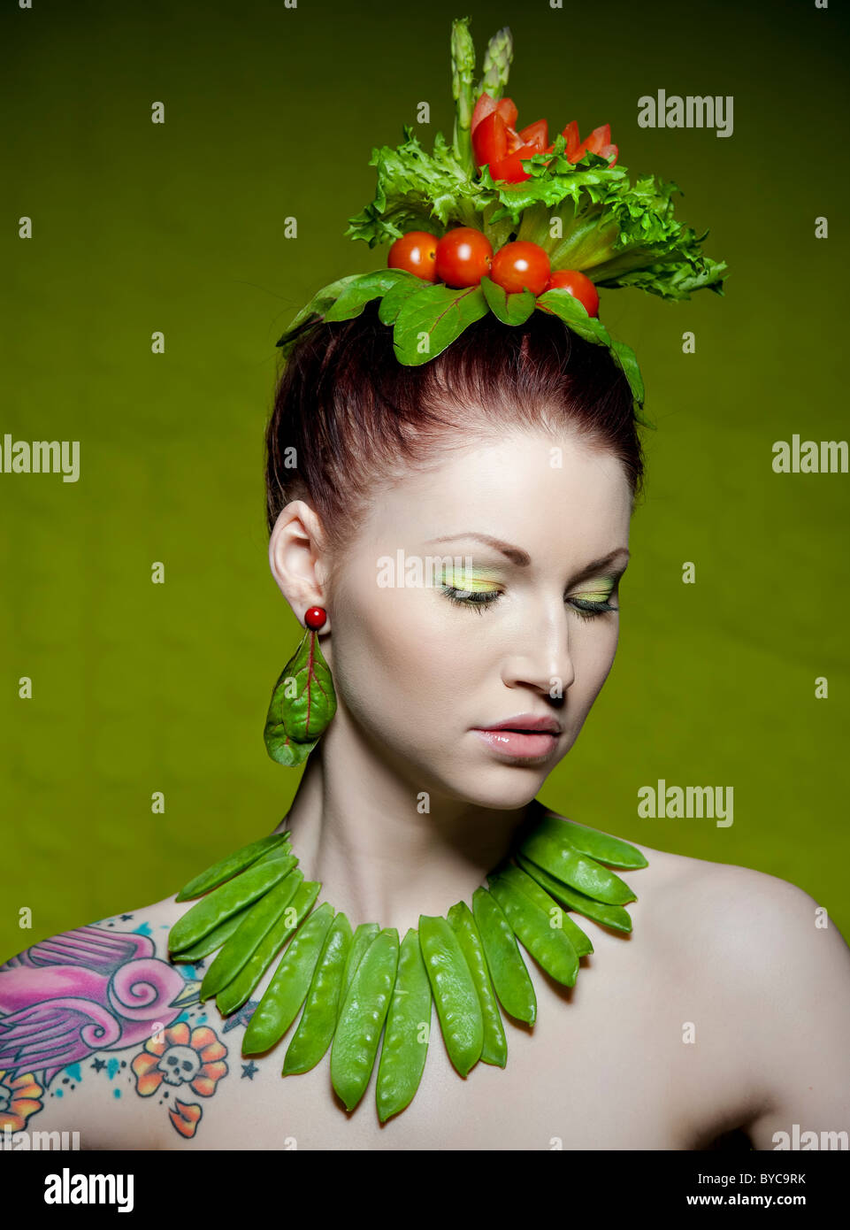 Un colorato e creativo di specchio shot con verdure fresche Foto Stock