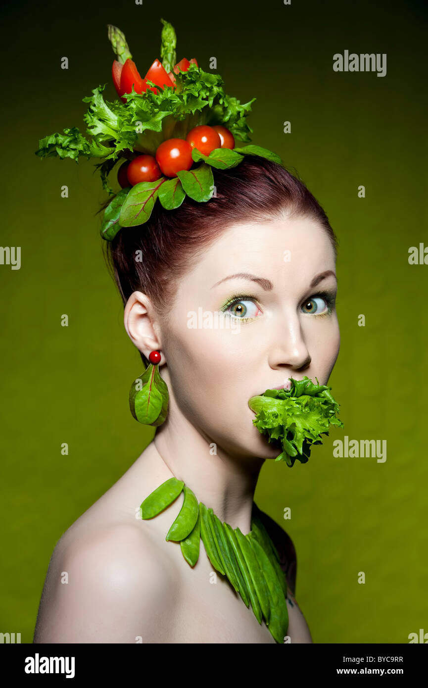 Un colorato e creativo di specchio shot con verdure fresche Foto Stock