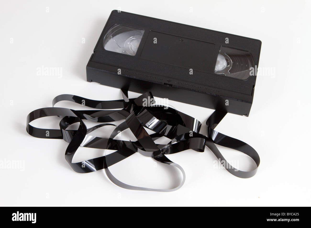Obsoleto video cassette con nastro magnetico tirato dal caso. Foto Stock