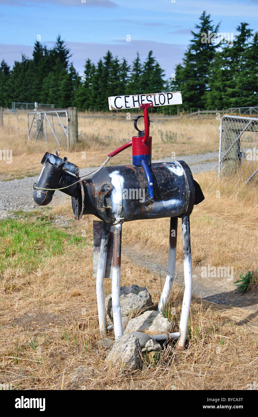 Divertente scatola di lettere 'cowboy' all'ingresso della fattoria, vicino a Culverden, North Canterbury, Canterbury Region, South Island, Nuova Zelanda Foto Stock
