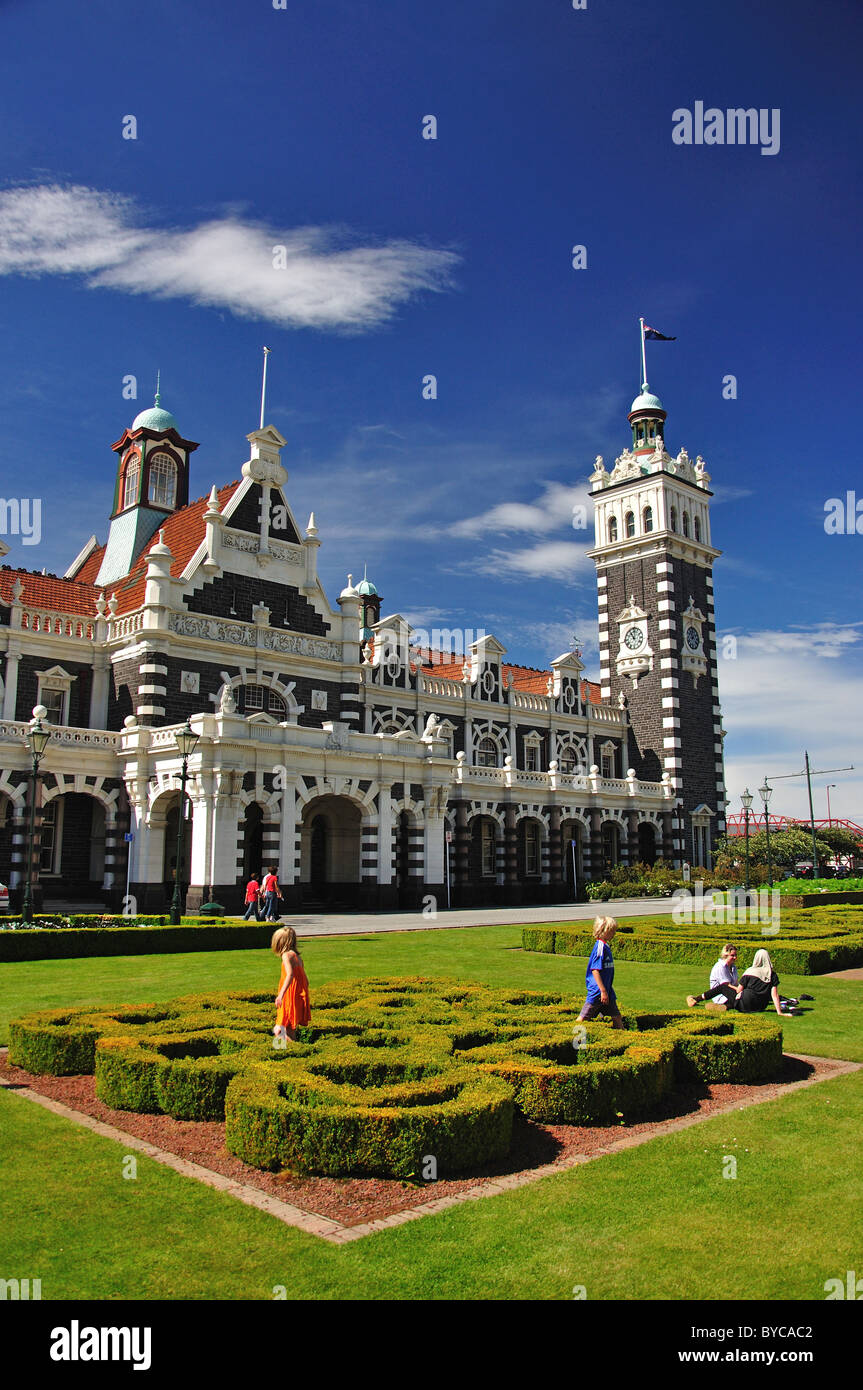 Dunedin stazione ferroviaria da Anzac Square Gardens, Dunedin, Otago, Isola del Sud, Nuova Zelanda Foto Stock