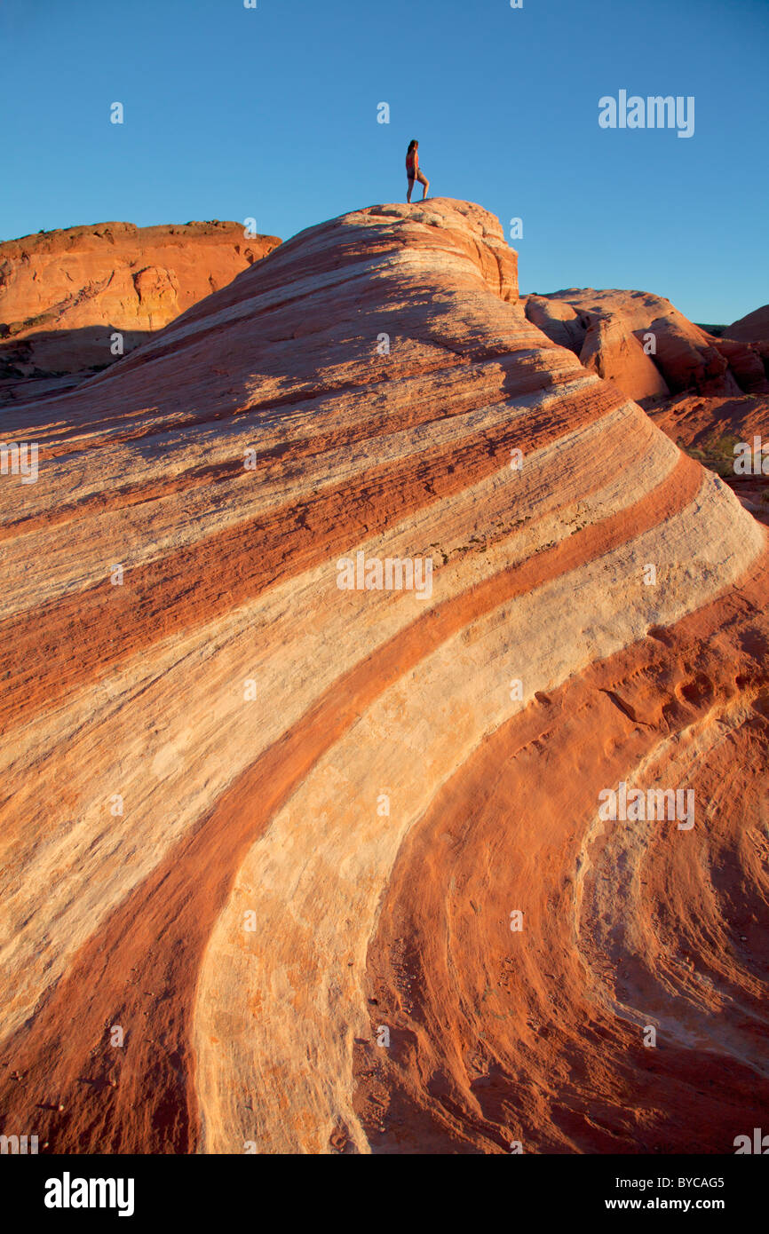 Escursionista nella Valle del Fuoco del Parco Statale di Deserto Mojave, Nevada (modello rilasciato) Foto Stock