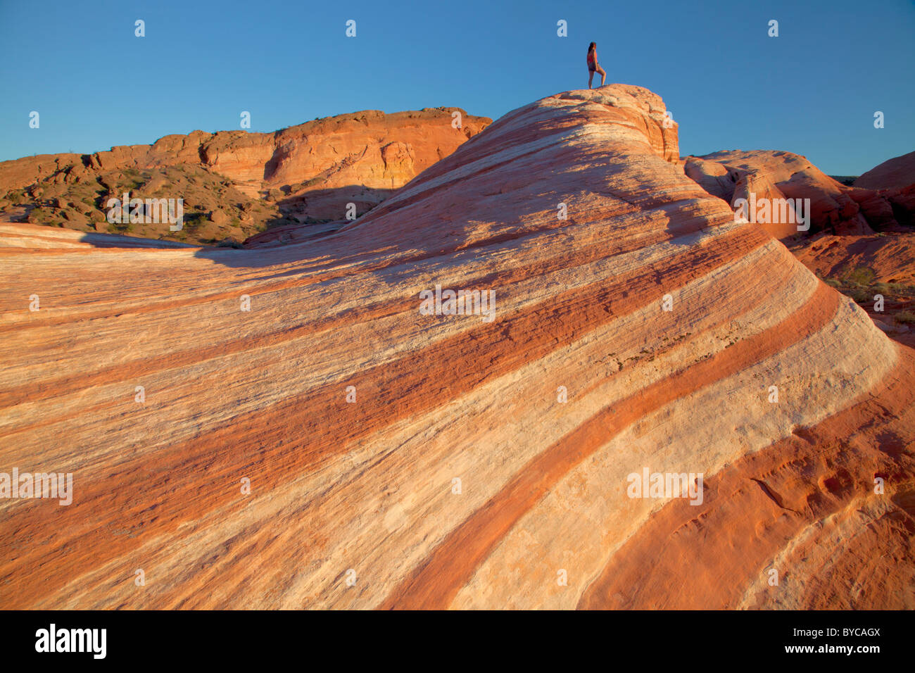 Escursionista nella Valle del Fuoco del Parco Statale di Deserto Mojave, Nevada (modello rilasciato) Foto Stock