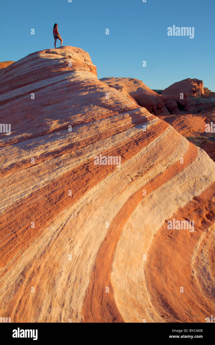 Escursionista nella Valle del Fuoco del Parco Statale di Deserto Mojave, Nevada (modello rilasciato) Foto Stock