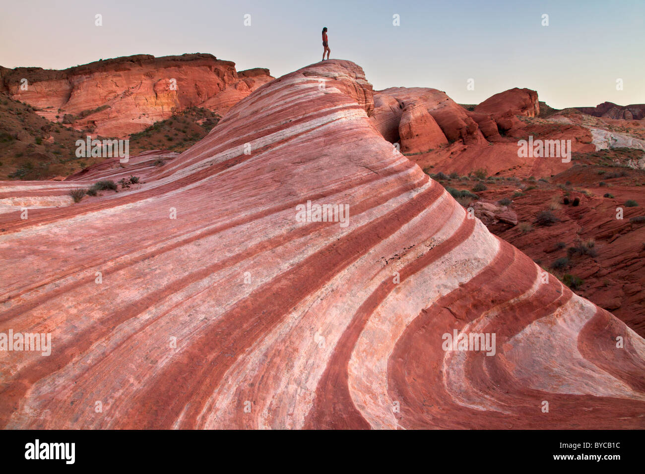 Escursionista nella Valle del Fuoco del Parco Statale di Deserto Mojave, Nevada (modello rilasciato) Foto Stock