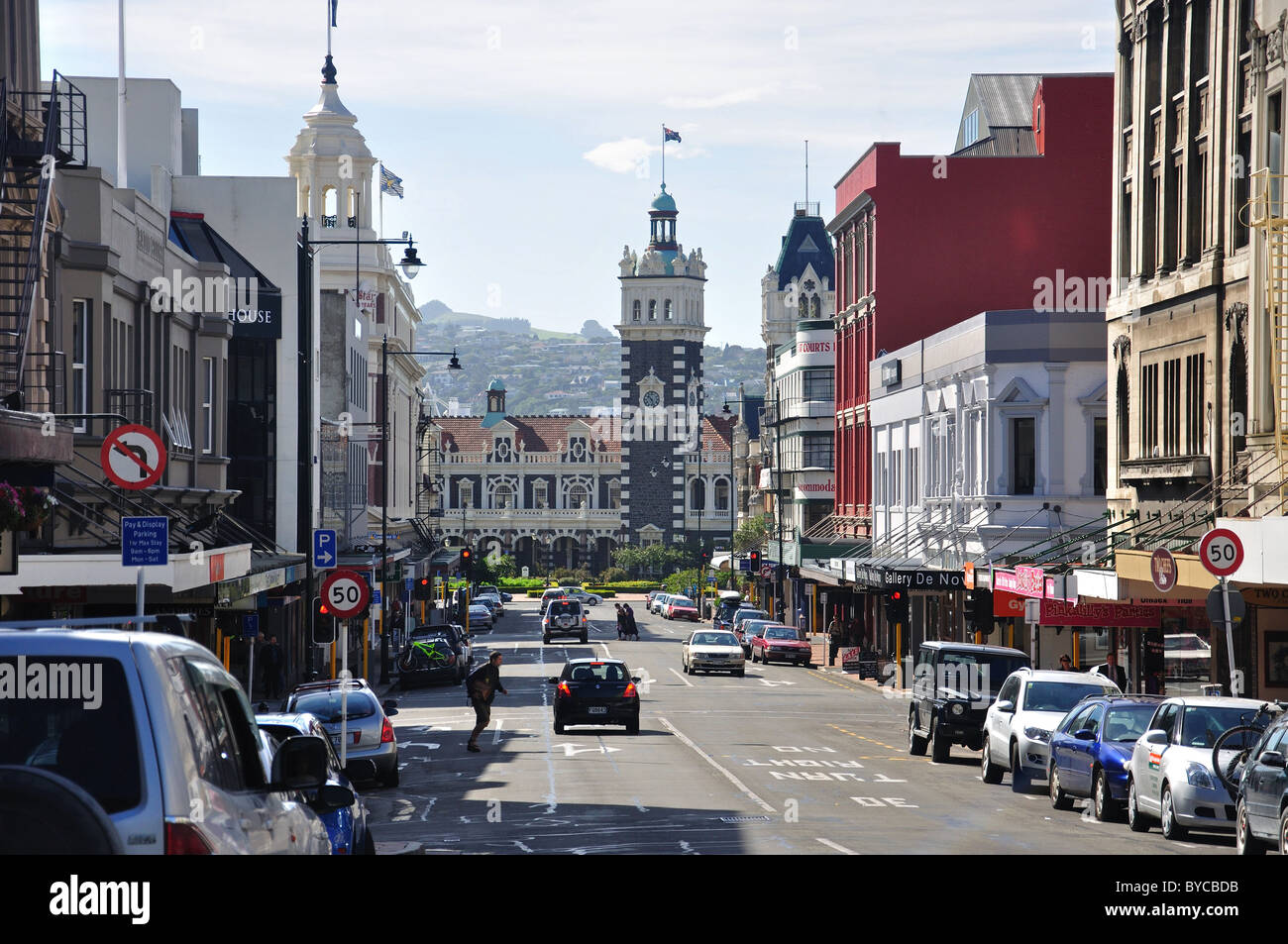 Stuart Street e la stazione ferroviaria dall' Octagon, Dunedin, Regione di Otago, Isola del Sud, Nuova Zelanda Foto Stock