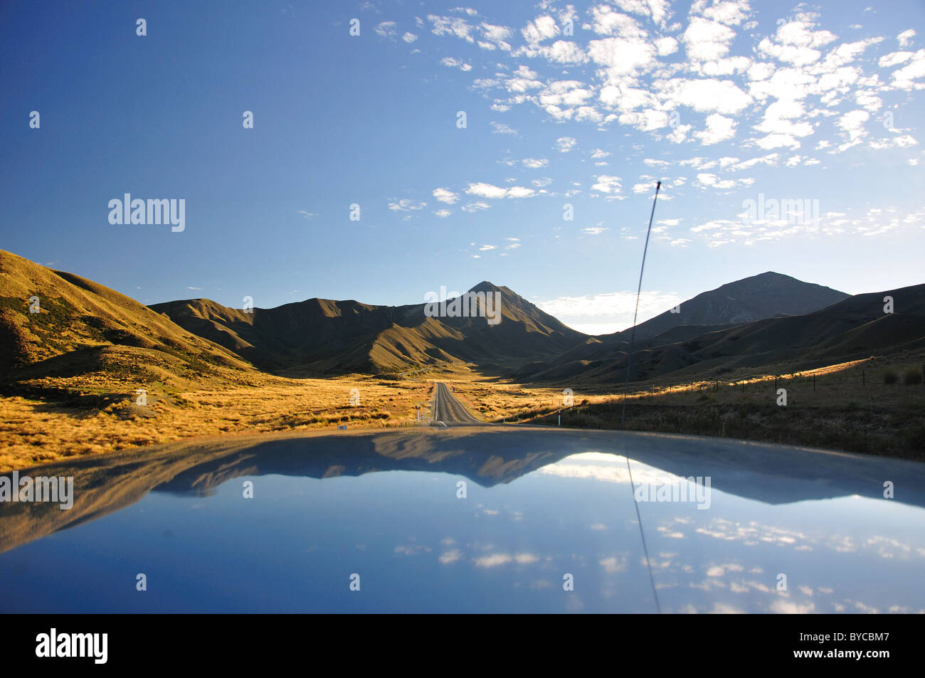 Lindis Pass al tramonto, riflesso nel tetto auto di Central Otago, Otago, Isola del Sud, Nuova Zelanda Foto Stock