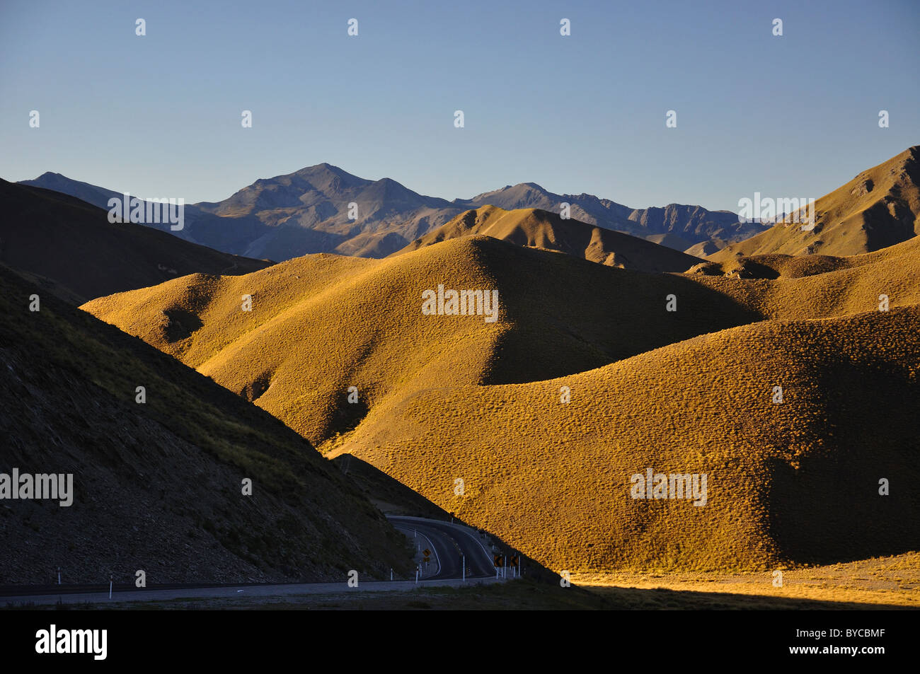 Lindis Pass al tramonto di Central Otago, Regione di Otago, Isola del Sud, Nuova Zelanda Foto Stock