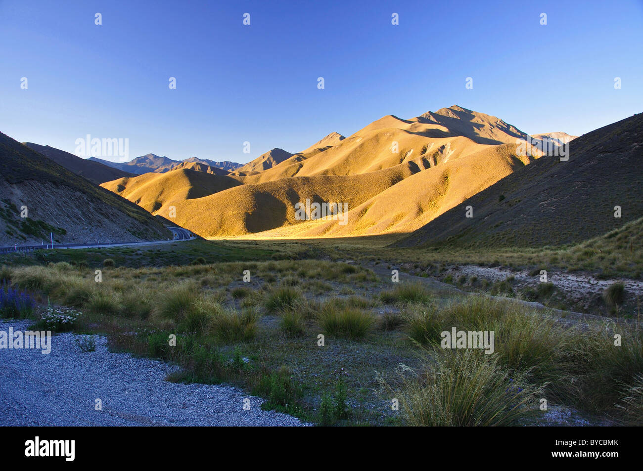 Lindis Pass al tramonto di Central Otago, Regione di Otago, Isola del Sud, Nuova Zelanda Foto Stock