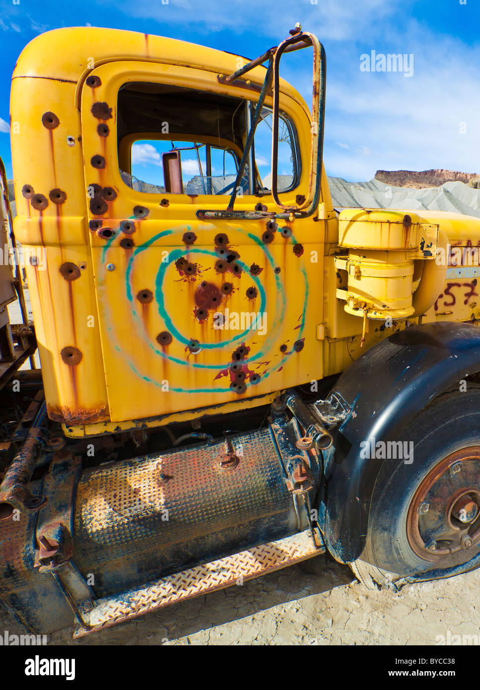 Abbandonato il vecchio carrello utilizzato come un bersaglio pieno di fori di proiettile. Foto Stock