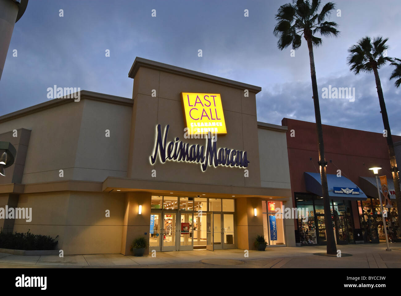 Neiman Marcus Ultima chiamata Outlet Store al blocco in arancione in California. Foto Stock