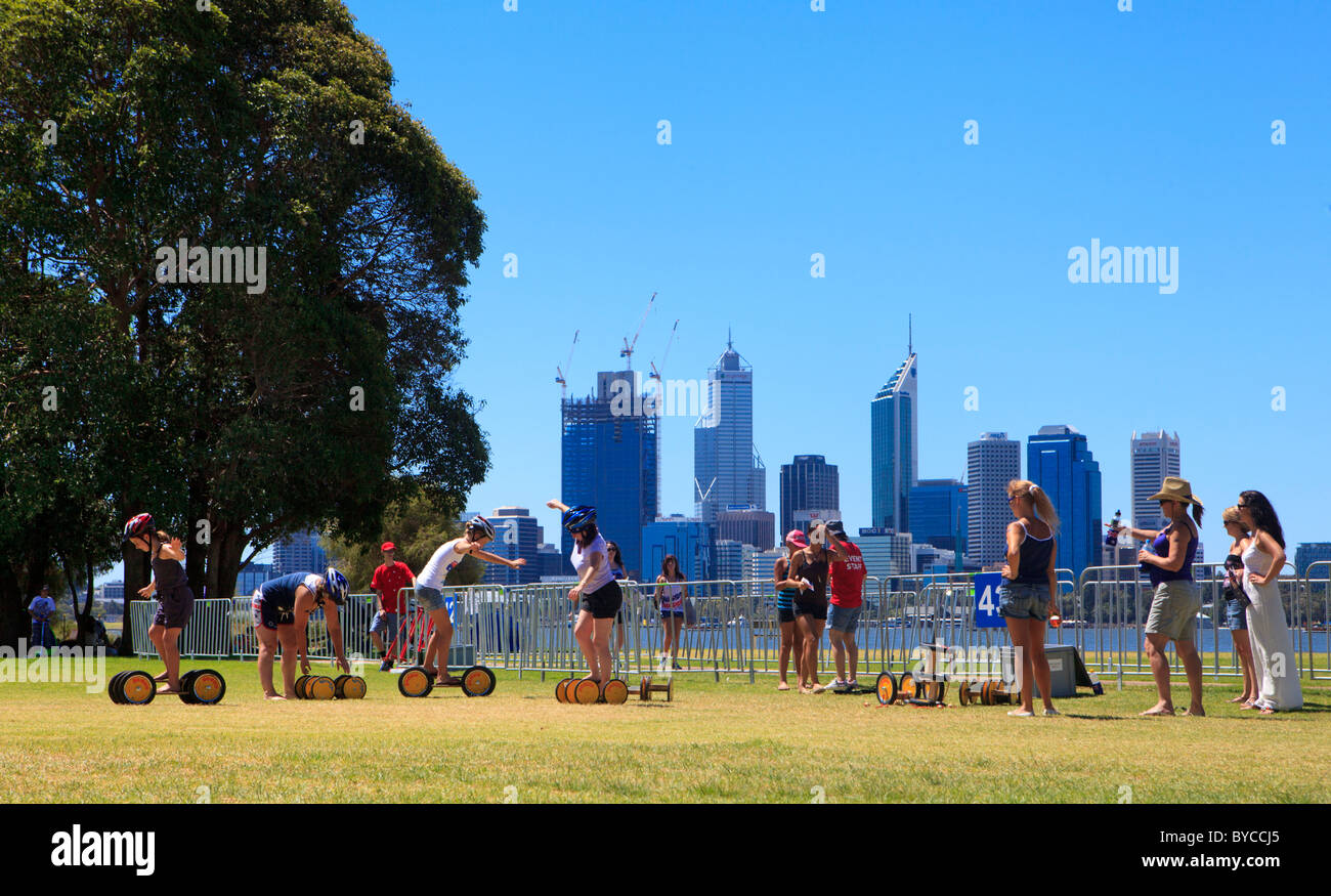 Persone in sella a doppia pedalò in Australia Day celebrazione Zona a Sir James Mitchell Park nel sud di Perth, Western Australia Foto Stock