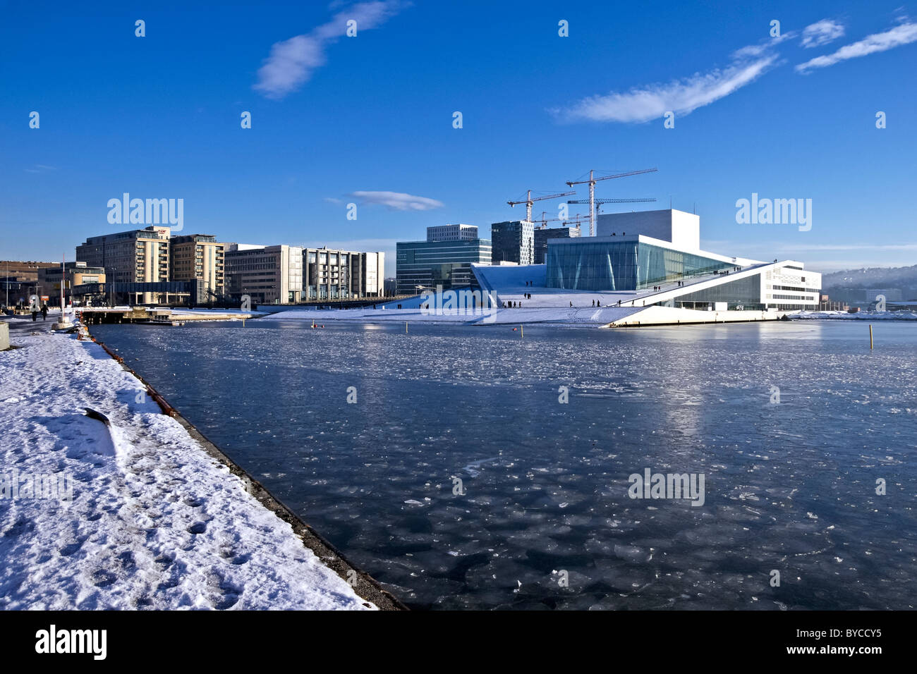 Vista invernale del Teatro dell'Opera di Oslo in Bjørvika nel centro di Oslo  Norvegia a capo di Oslofjord Foto stock - Alamy