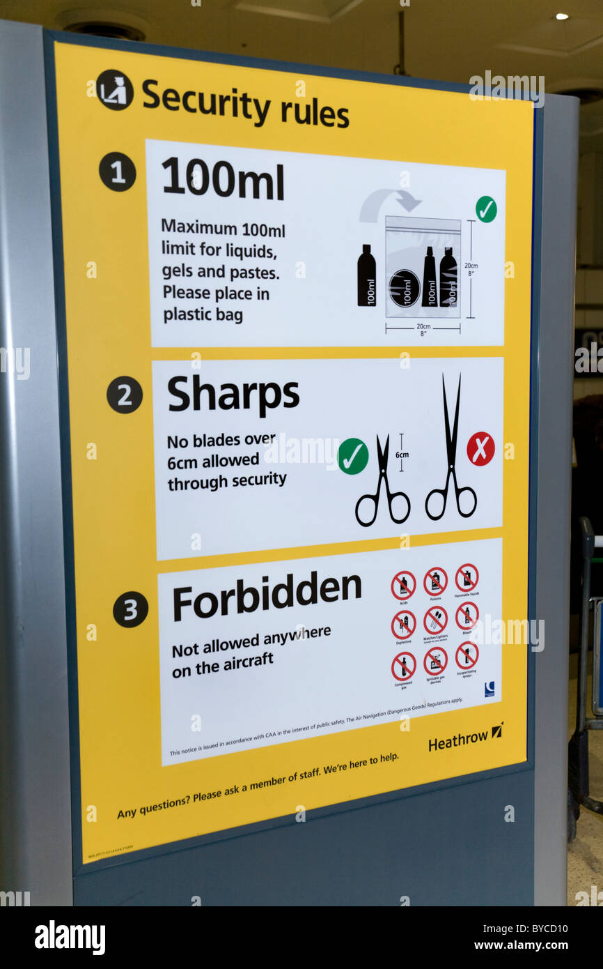 Cartello segnaletico che mostra oggetti pericolosi, vietati e vietati al controllo di sicurezza – al check-in dei passeggeri – all'aeroporto Heathrow di Londra T1. REGNO UNITO Foto Stock