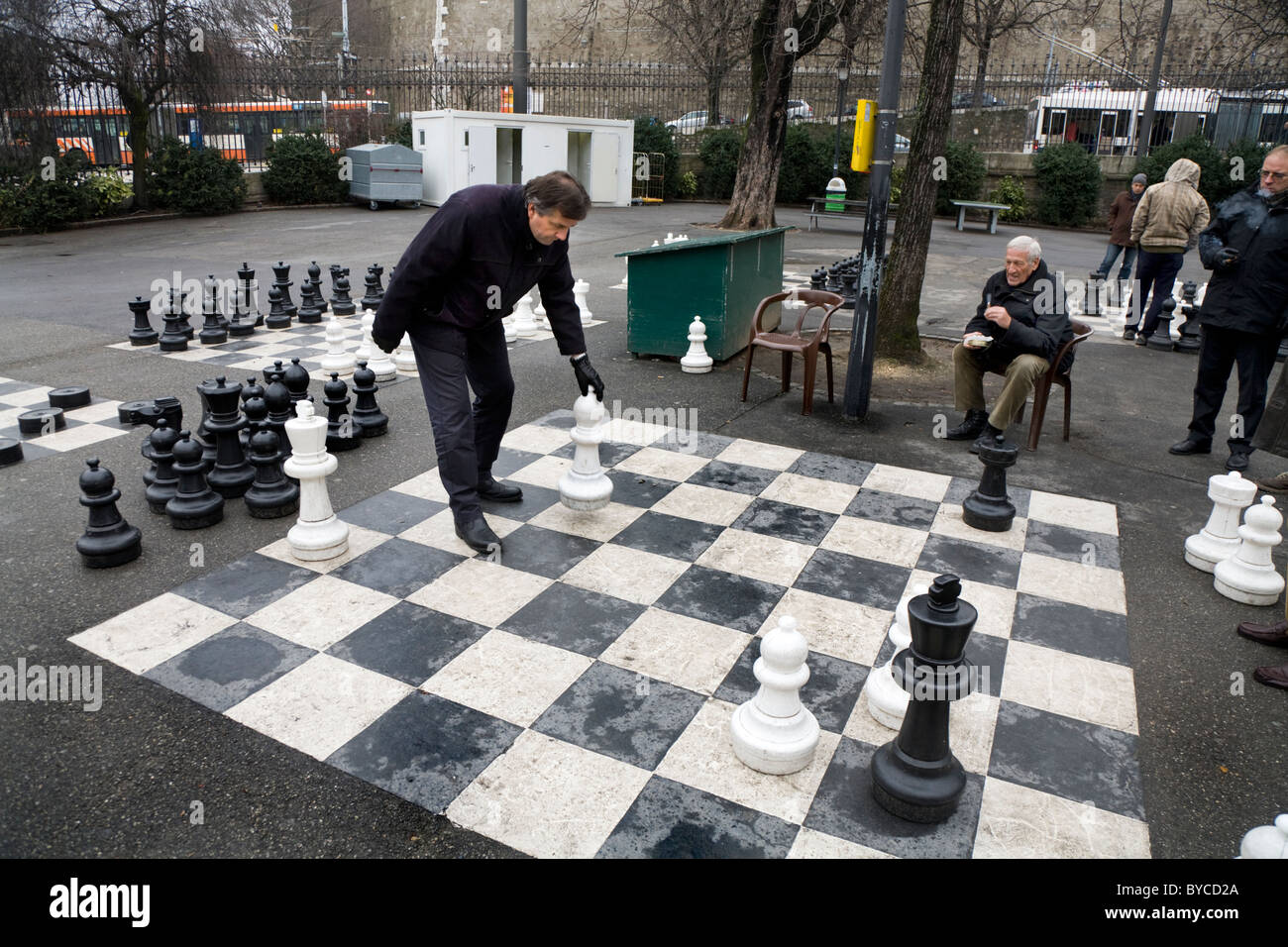 Le persone che giocano una partita di grandi / grande / giant / scacchi grandi in un parco pubblico a Ginevra / Geneve, Svizzera. Foto Stock
