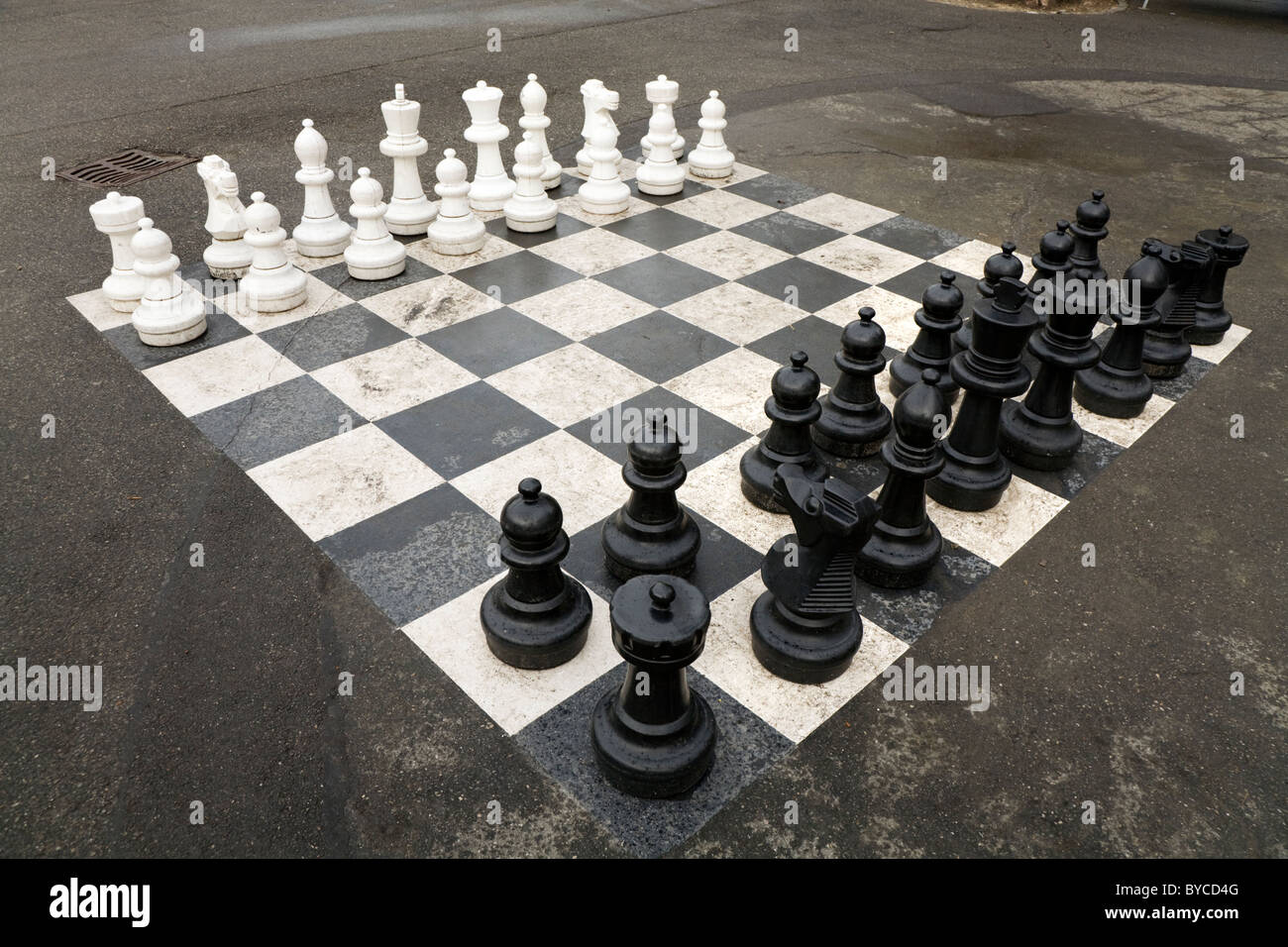 Pezzi esposti per avviare / iniziare un gioco di grandi / grande / giant / scacchi grandi in un parco pubblico a Ginevra / Geneve, Svizzera Foto Stock