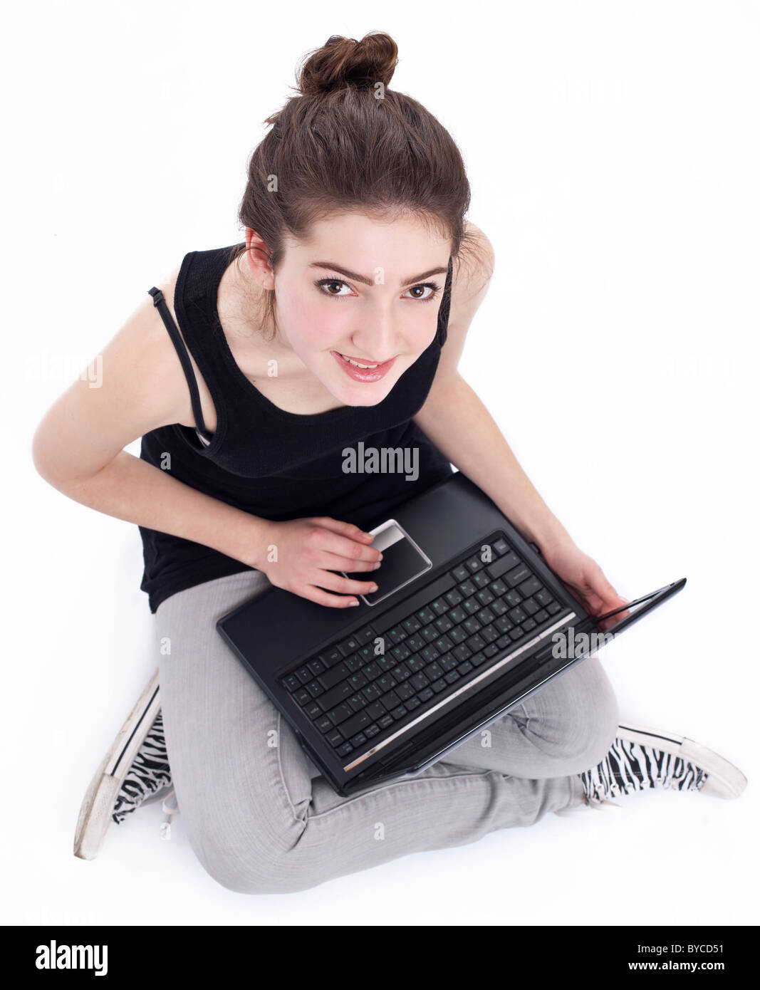 Ragazza che lavora con il computer portatile. Immagine su sfondo bianco. Foto Stock