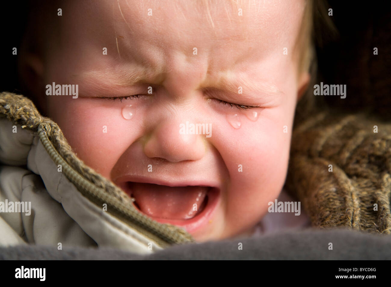 La faccia di un infelice baby (giovani toddler) grido / piangere / grida / scream / urlando. Foto Stock