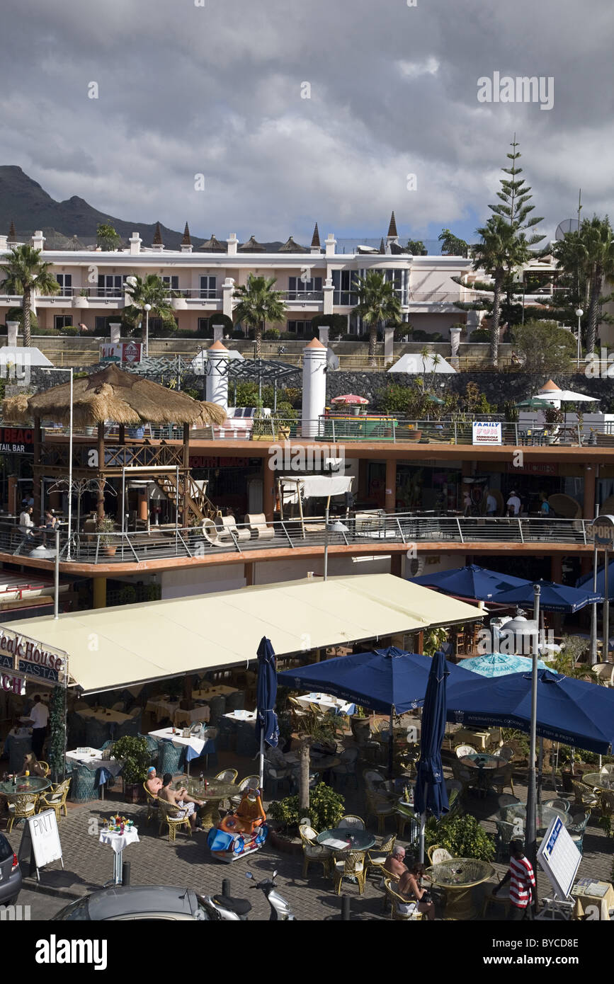 Tre livelli di ristoranti sul lungomare della Costa Adeje, Playa de las Americas, Tenerife, Spagna Foto Stock