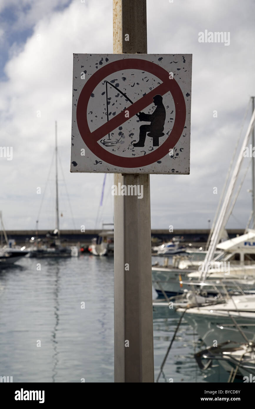 Nessun segno di pesca, la pesca non è consentita, Puerto Colon Costa Adeje, Playa de las Americas, Tenerife, Spagna Foto Stock
