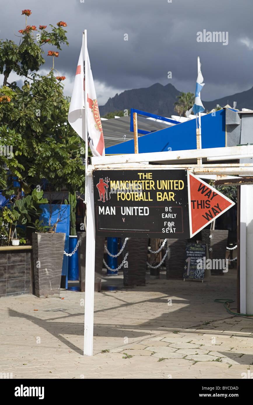Indicatore di direzione per il Manchester United bar in Costa Adeje, Playa de las Americas, Tenerife, Spagna Foto Stock