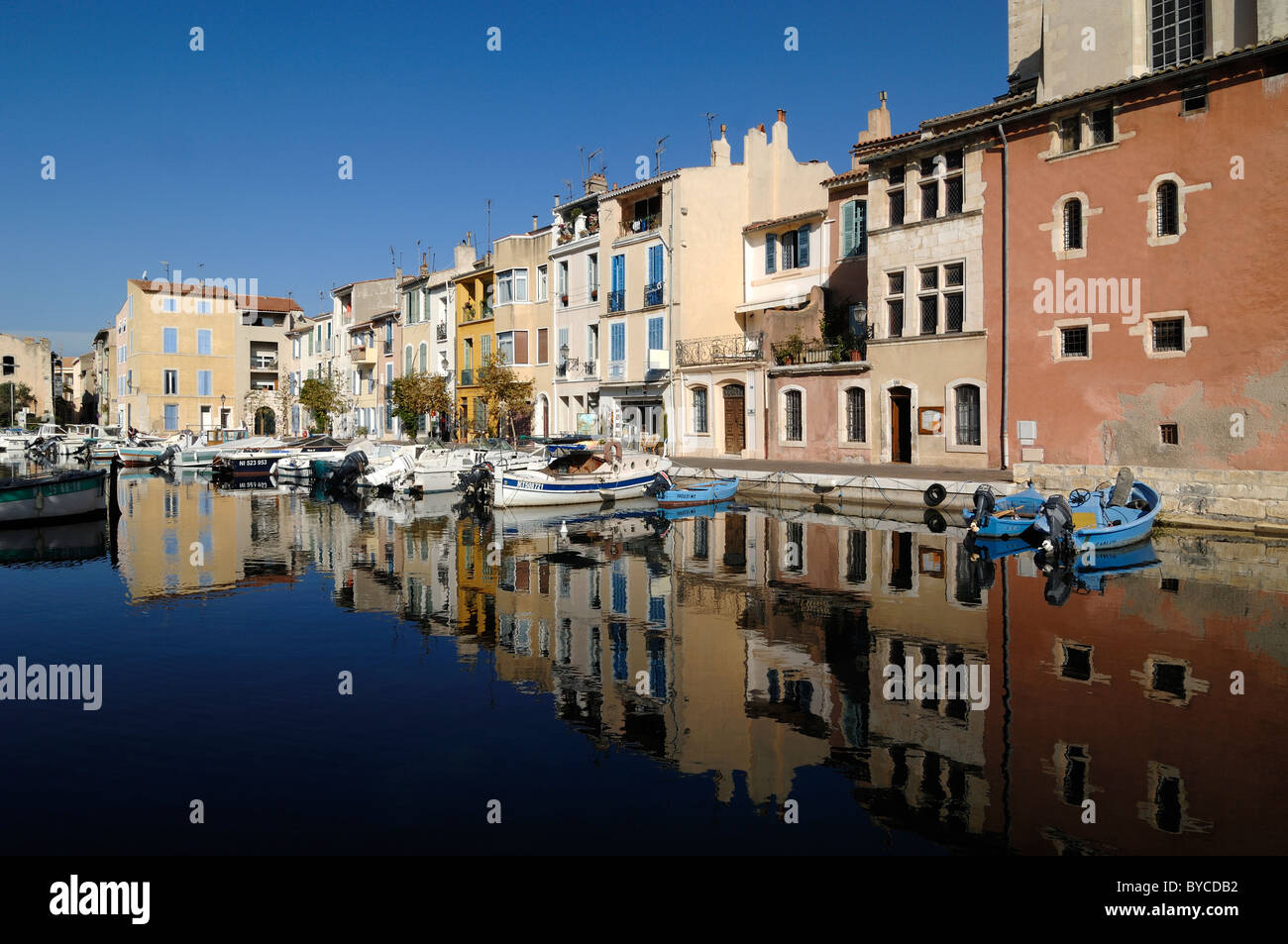 Riflessioni & Case a lato del canyon sul Miroir aux Oiseaux, Isola di Brescon, Martigues ('la Venezia della Provenza'), Provenza Francia Foto Stock