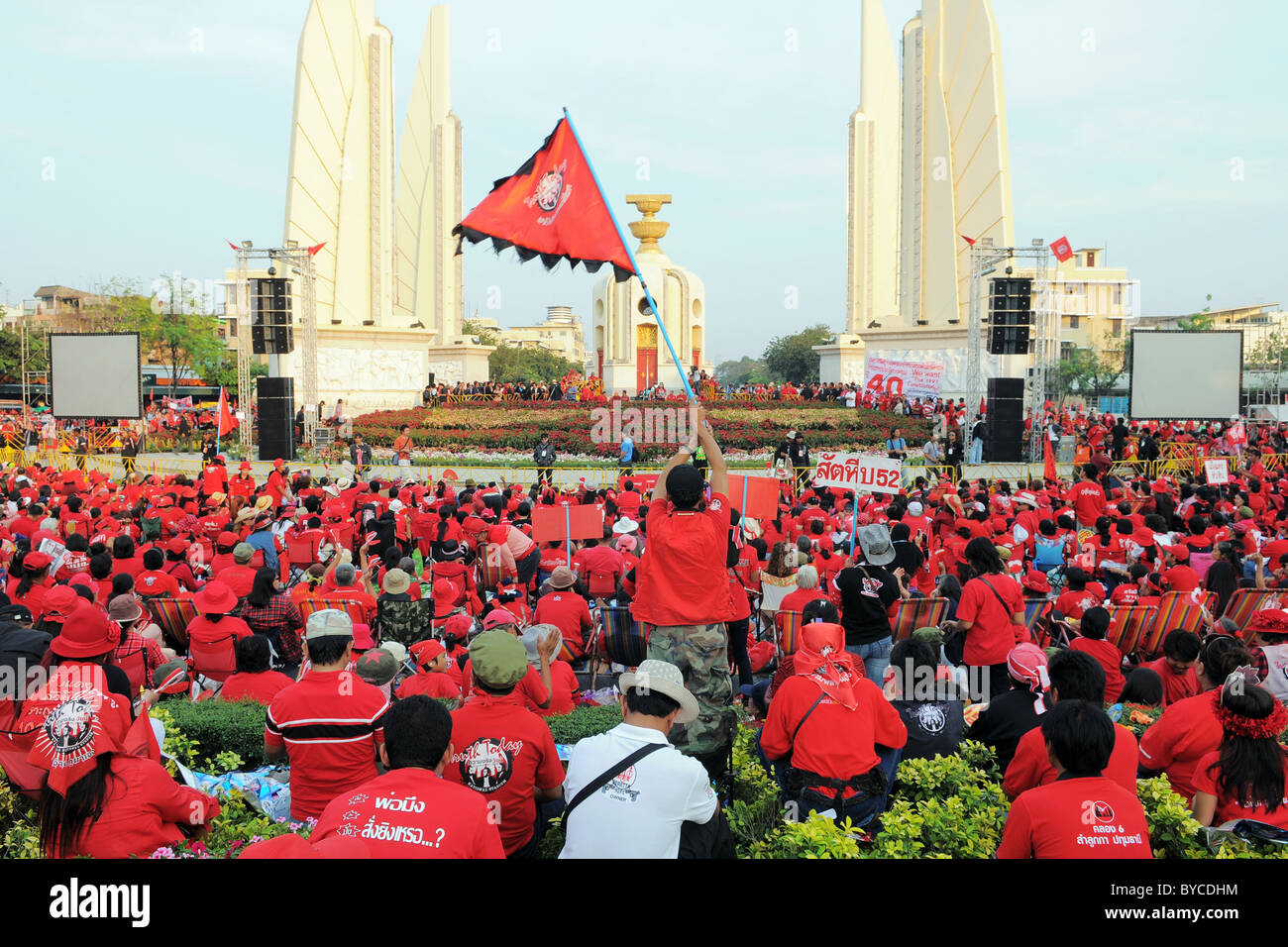 Anti-governo rosso-shirt protestando per un grande raduno al monumento della democrazia a Bangkok in Tailandia Foto Stock