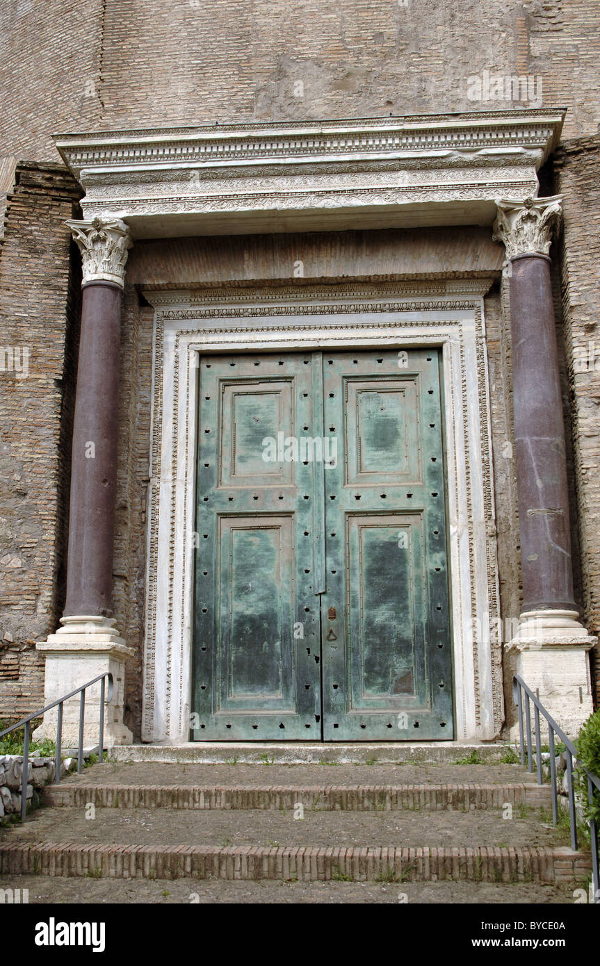 Tempio di Romolo. Porta di bronzo. Foro Romano. Roma. L'Italia. Foto Stock