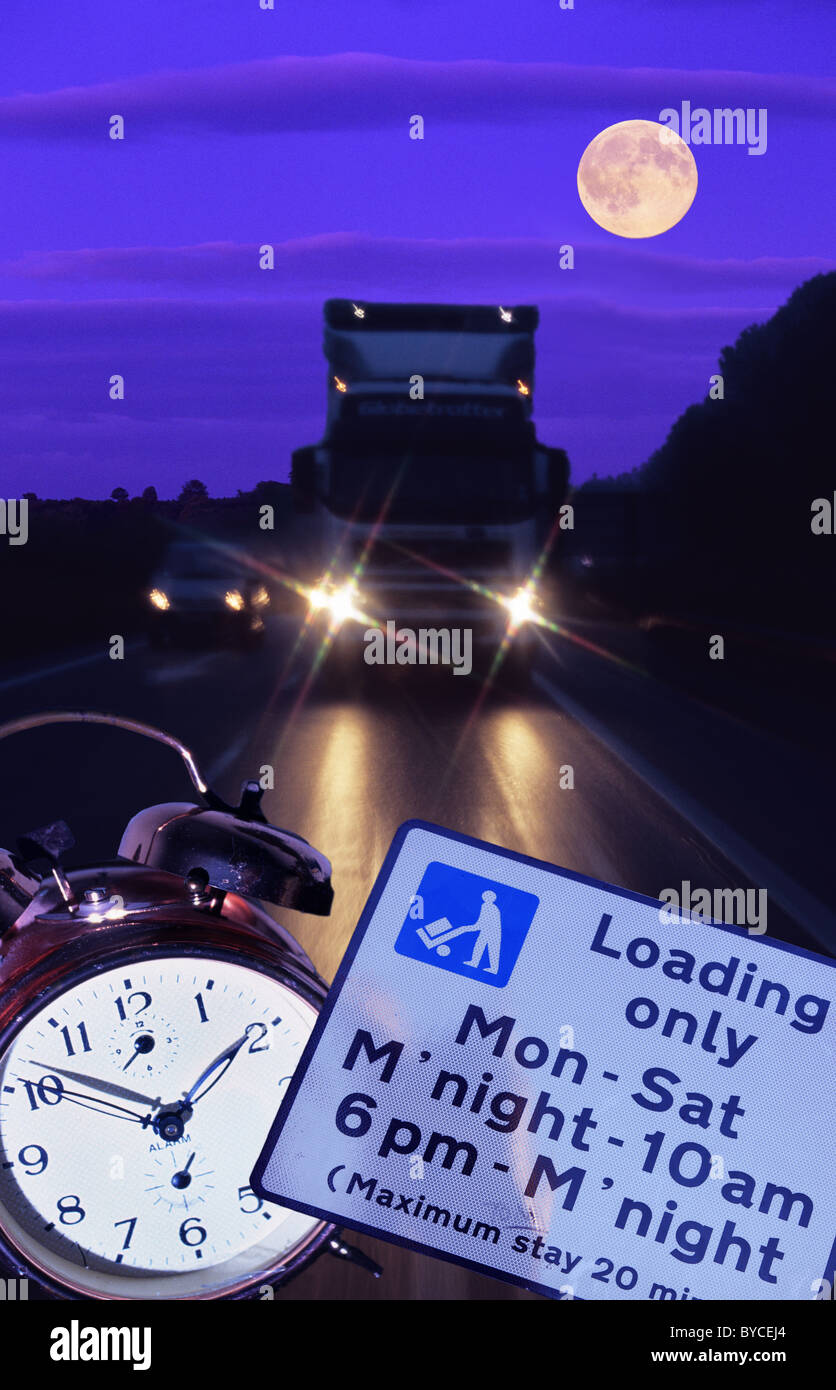 Concetto di immagine del camion sul M1 di notte con segno di caricamento e sveglia mostra lunghe ore di lavoro per gli autisti, Leeds REGNO UNITO Foto Stock
