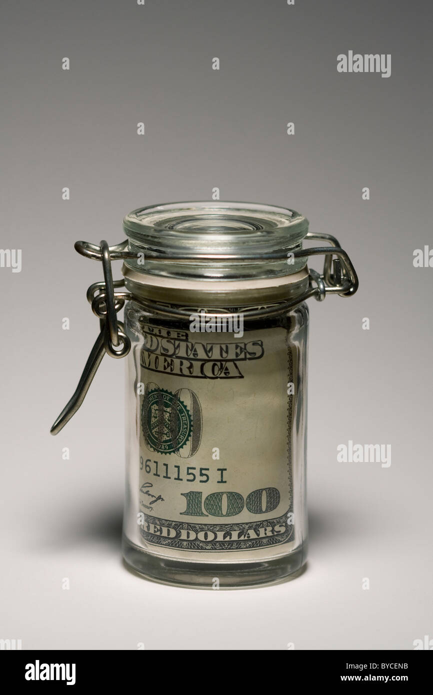 Mason Jar con un $100 bill all'interno. Foto Stock